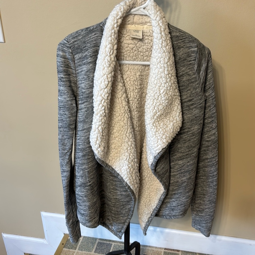 Women’s Abercrombie and Fitch polar fleece cardigan with two pockets